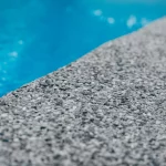 Notre avis sur la moquette de pierre pour piscine 