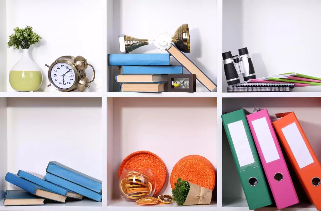 Comment ranger sa bibliothèque pour un espace harmonieux et pratique ?