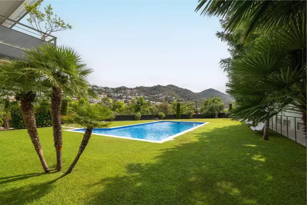 Comment poser un gazon synthétique autour de votre piscine ?