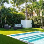 Quels avis sur le gazon synthétique autour d'une piscine ?