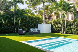 Quels avis sur le gazon synthétique autour d'une piscine ?