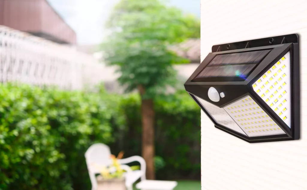 Comment recharger une lampe solaire sans soleil ?