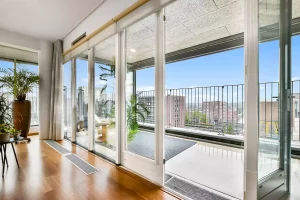 Vitrages : gérer l'apport solaire sans vivre dans la pénombre