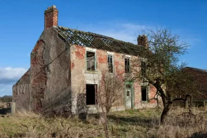 Maison abandonnée donnée en France : comment en profiter légalement ?