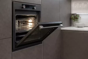 Les précautions pour brancher un four et une plaque à induction