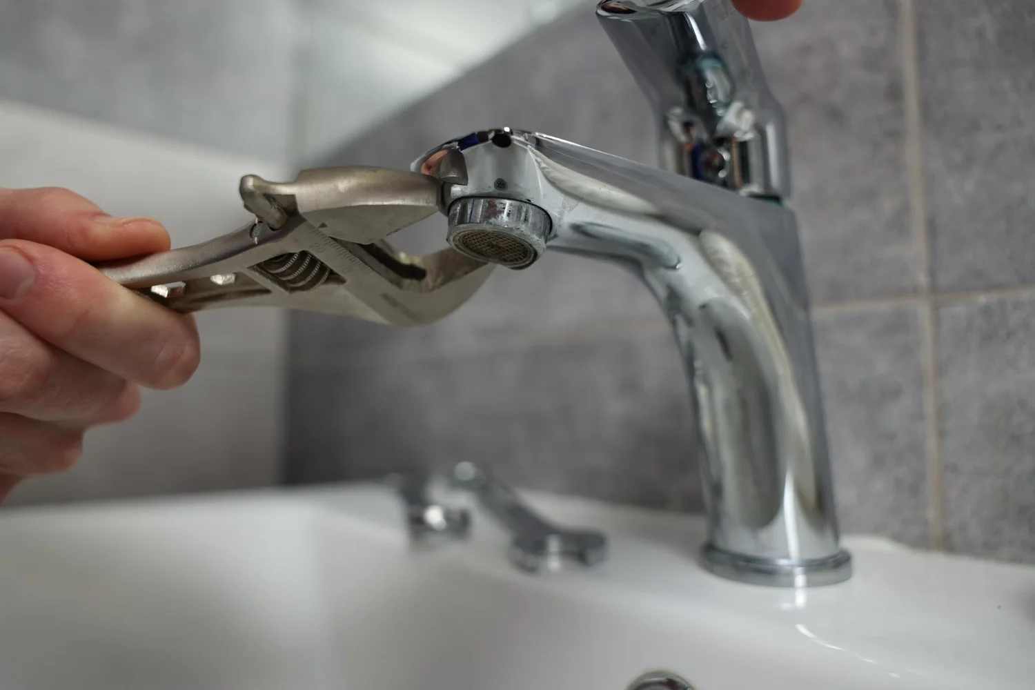 Réparer l’inverseur d’un mitigeur de baignoire : méthode détaillée et conseils techniques